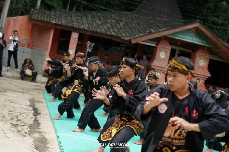 Lestarikan Warisan Budaya, Pencak Silat Sang Maung Bodas Sasar Generasi Muda di Puluhan Sekolah dan Kampus