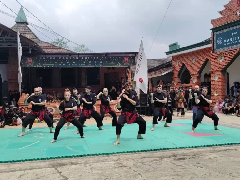 Pesilat Italia Unjuk Kebolehan di Sunda Camp Sukabumi, Jadikan Pencak Silat Medium Diplomasi Budaya