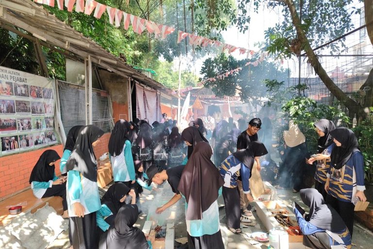 Harum Sate dan Kebersamaan Warnai Idul Adha Santri di Ponpes Al-Fath Sukabumi