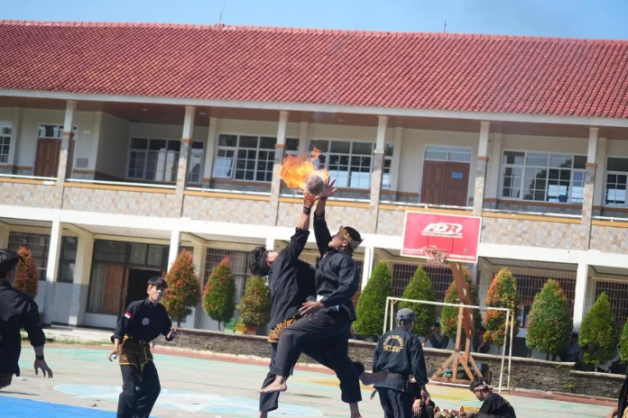 Ponpes Dzikir Al-Fath Tampilkan Warisan Budaya Tak Benda di SMAN 1 Sukabumi