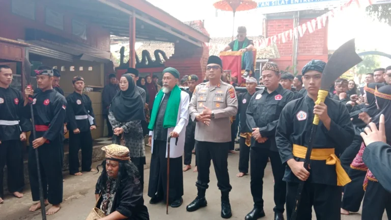 Sambut HUT RI, Fauka Noor Farid Bagikan 500 Paket Sembako